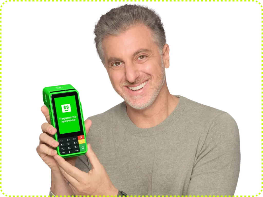 Homem sorrindo enquanto segura a maquininha TON